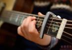 【视频】如何在吉他上正确的使用变调夹?中文字幕
